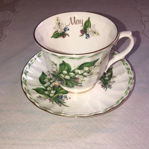 E&R Fine bone china made in England. Golden crown.